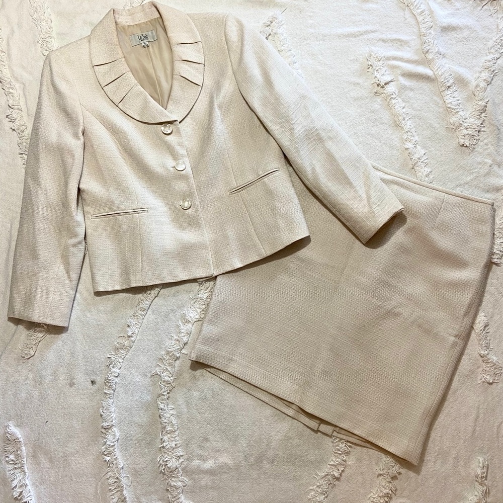 White/Cream Subtle Shimmer Le Suit Skirt Suit 16P